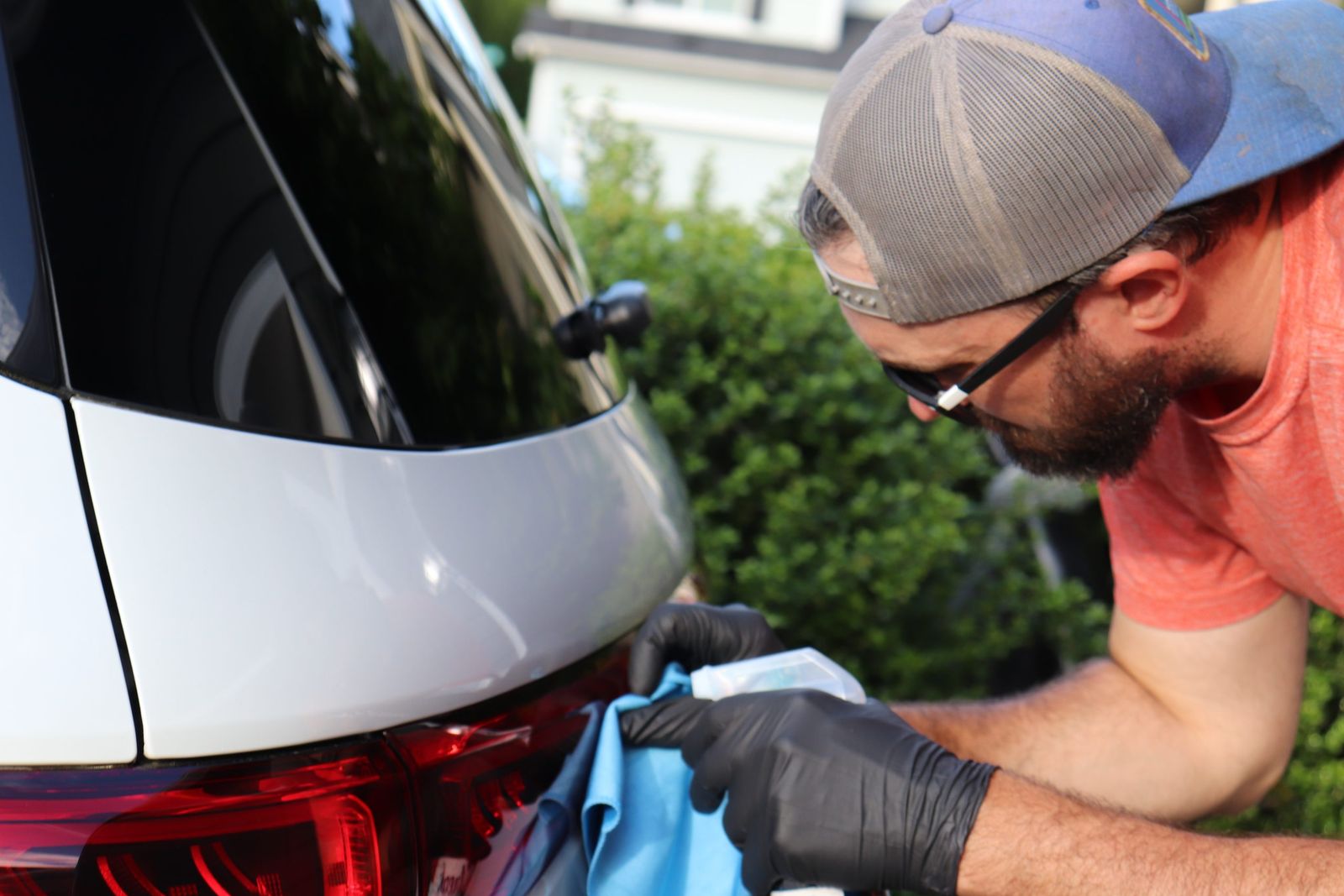 Spraying and wiping the rear taillight