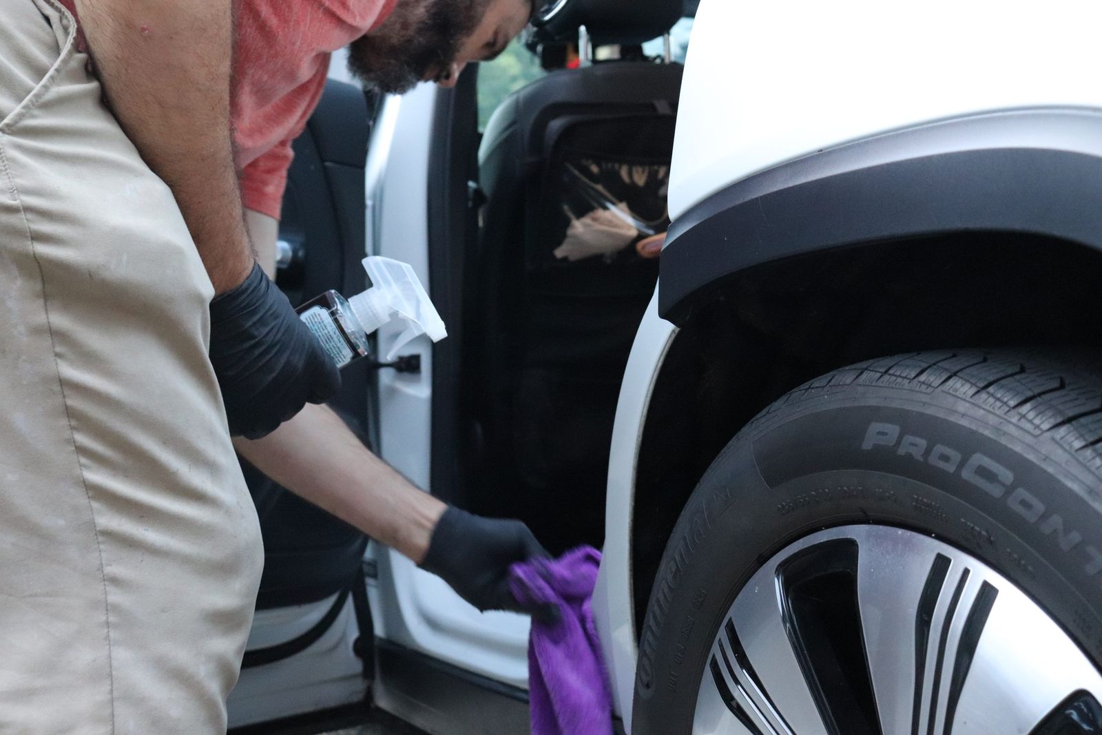Cleaning the rear wheel arch and lower body